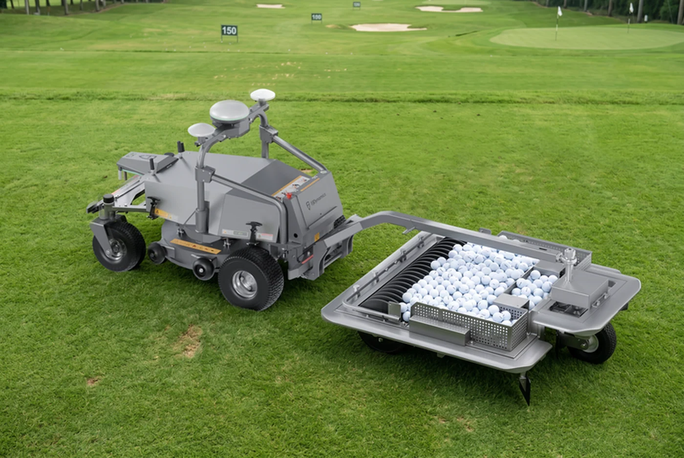 FJDynamics RM21 med BP02-uppsamlaren på en drivingrange, med korgen fylld av golfbollar