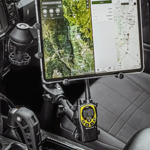 RAM klämfäste med en surfplatta som visar GPS-karta i en fordonshytt