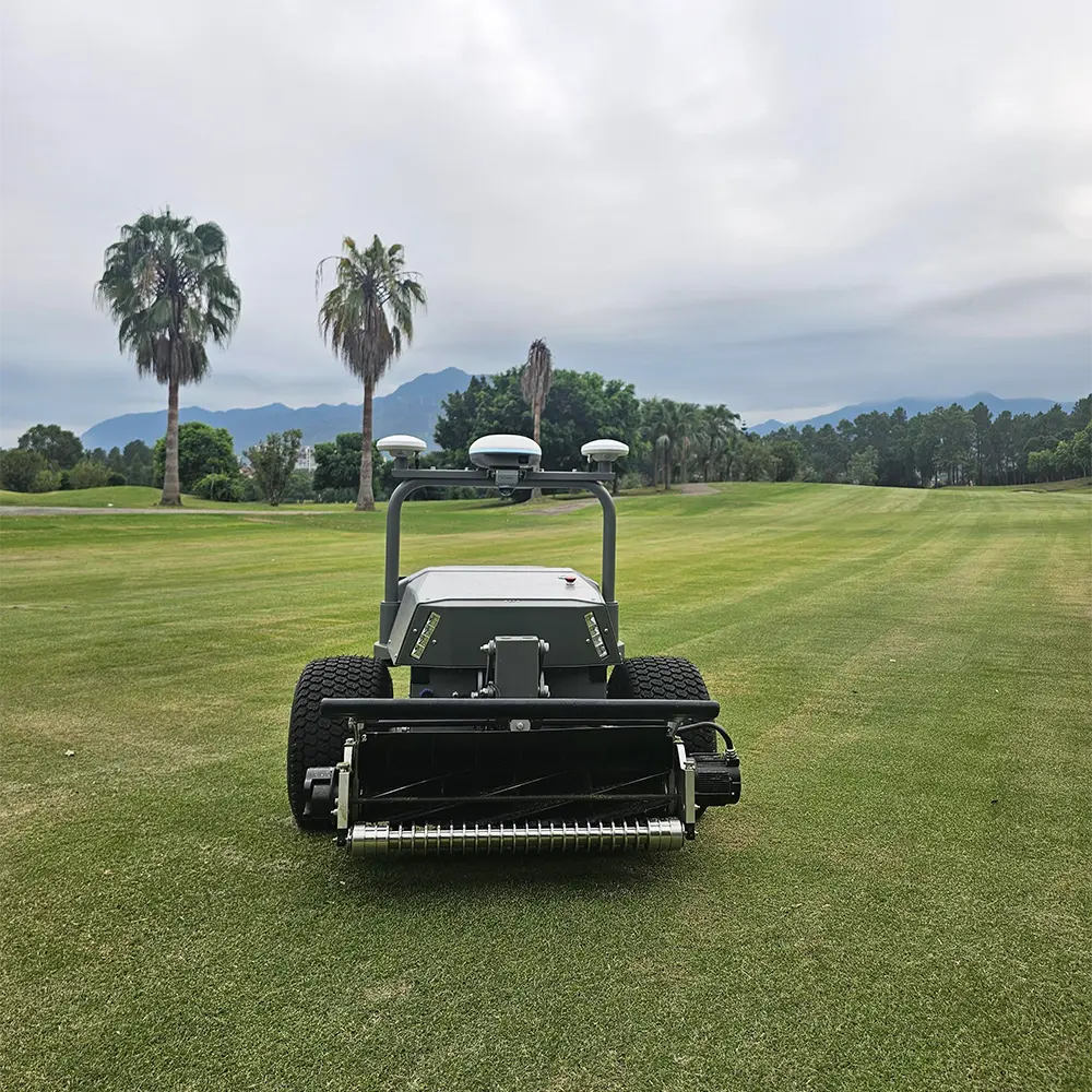 FJD RCM01 cylinderklippare framifrån på fairway med randig klippbild i gräset